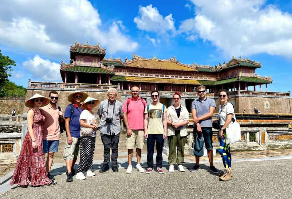 Tour Guide 1 Ngày: Mở Cửa Hành Trình Khám Phá Điểm Đến Yêu Thích Của Bạn