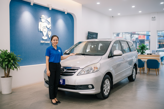 Showroom Xe 7 Chỗ - Nhân viên nữ trong showroom