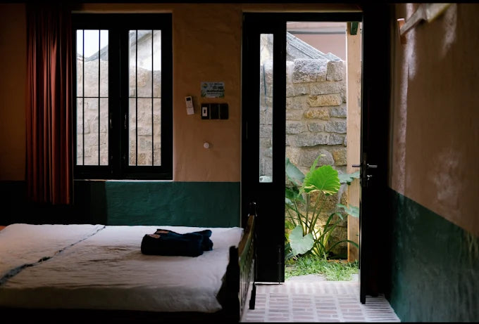 Hill Village có gần sân bay không?