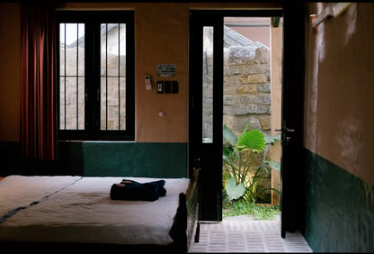 Hill Village có gần sân bay không?