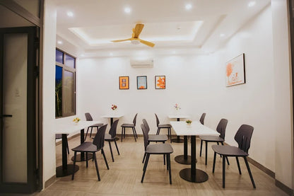 So Sánh: Du Lịch Tự Túc vs. Đồng Hành Cùng HDV Local