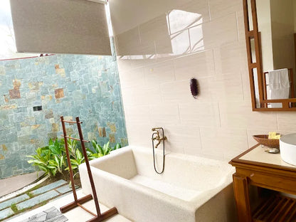 So Sánh: Du Lịch Tự Túc vs. Đồng Hành Cùng HDV Local