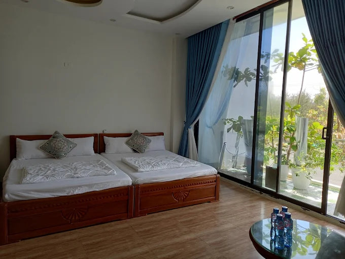 Tôi có thể thuê HDV đi cùng nhóm bạn 10 người không?