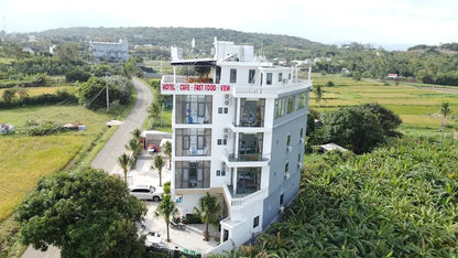 So Sánh: Du Lịch Tự Túc vs. Đồng Hành Cùng HDV Local