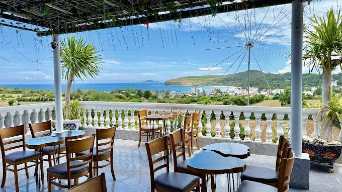 Gành Đá Đĩa Retreat Hotel có gần biển không?