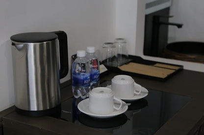 So Sánh: Tour Truyền Thống vs. Đồng Hành Cùng HDV Local