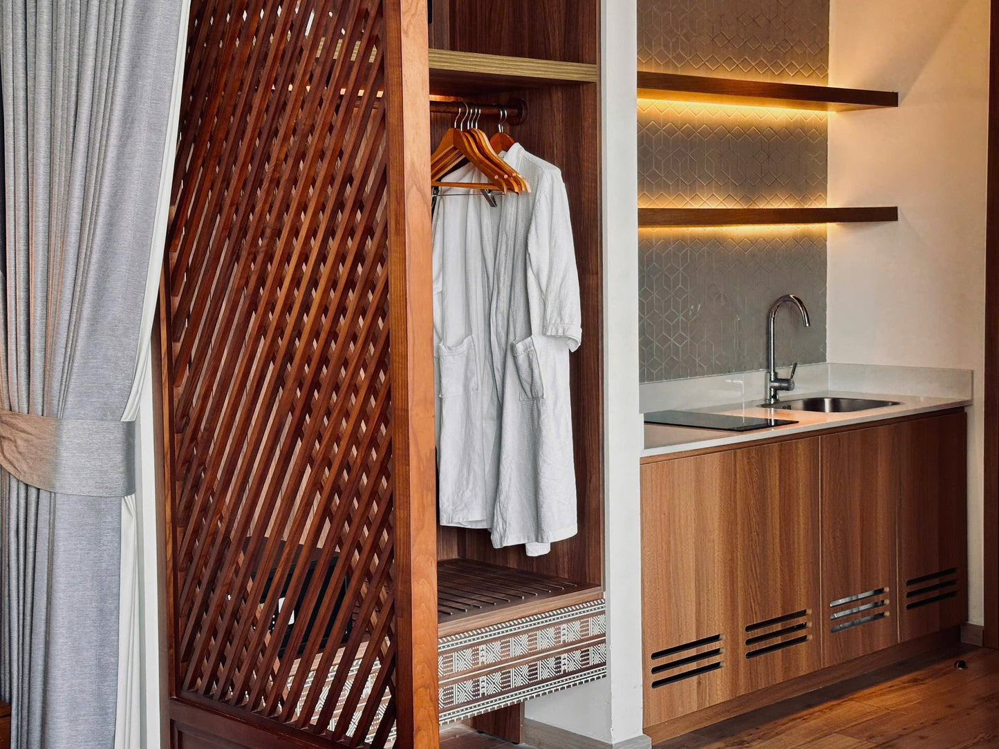 Dịch vụ thuê hướng dẫn viên địa phương tại Tuy Hòa là gì?