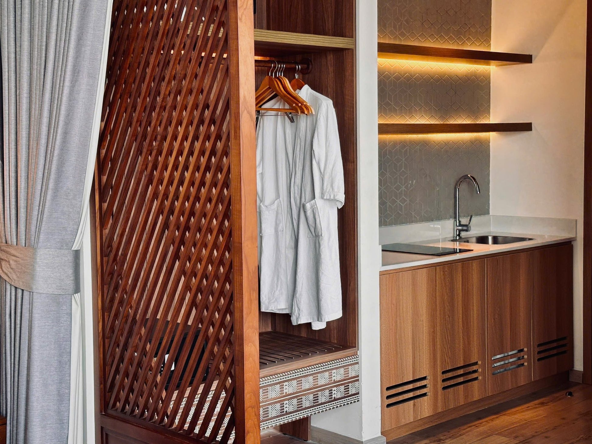 Dịch vụ thuê hướng dẫn viên địa phương tại Tuy Hòa là gì?