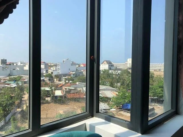 1. Phi Long Hotel có gần biển để đi bộ không?