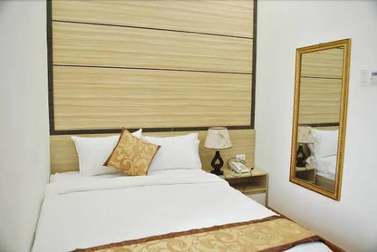 2. Từ sân bay Đông Tác về khách sạn Phi Long bao xa?