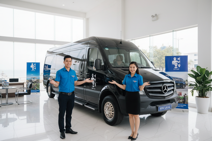 Showroom Limousine HDV Local - Hai nhân viên