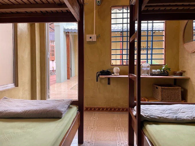 1. Trại Hoa Vàng Homestay có gần biển Tuy Hòa không?